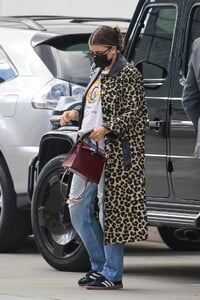 Sofia-Richie---Seen-while-heading-to-lunch-in-Beverly-Hills-28.jpg