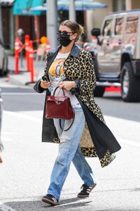 Sofia-Richie---Seen-while-heading-to-lunch-in-Beverly-Hills-47.jpg