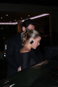 Sofia-Richie---Shows-her-baby-bump-at-Warner-Bros-Music-Pre-Grammy-Party-2024-05.jpg