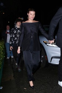 Sofia-Richie---Shows-her-baby-bump-at-Warner-Bros-Music-Pre-Grammy-Party-2024-06.jpg