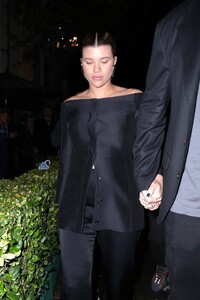 Sofia-Richie---Shows-her-baby-bump-at-Warner-Bros-Music-Pre-Grammy-Party-2024-08.jpg