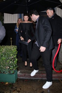 Sofia-Richie---Shows-her-baby-bump-at-Warner-Bros-Music-Pre-Grammy-Party-2024-09.jpg