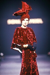 SoniaRykiel1989WomenRTW127.thumb.jpg.9f38ccdfcb2620ba8e2d084af03e04b7.jpg