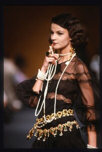 Sonia_Schnetzer_Chanel_HC_FW1989_02.jpg