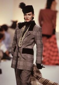 Sylvie_Gueguen_Nina_Ricci_FW1988_HC_01.jpg