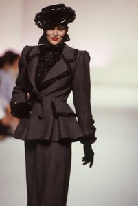 Sylvie_Gueguen_Nina_Ricci_FW1988_HC_02.jpg