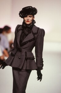 Sylvie_Gueguen_Nina_Ricci_FW1988_HC_03.jpg