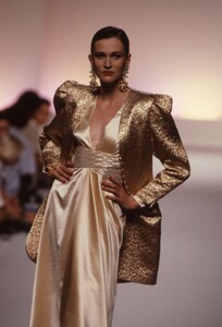 Sylvie_Gueguen_Nina_Ricci_FW1988_HC_05.jpg