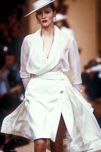 Sylvie_Gueguen_Yves_Saint_Laurent_HC_SS1989_04.jpg