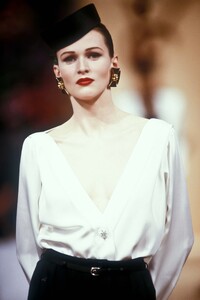 Sylvie_Gueguen_Yves_Saint_Laurent_HC_SS1989_08.jpg