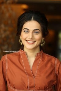 Tapsee-pannu-during-interview-june-2019-17.jpg