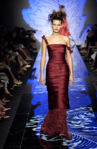 Valentino2001HauteCouture1.thumb.jpg.401e57da646281ccf97857c99b056128.jpg