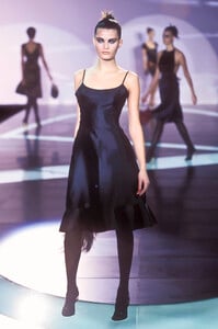 Valentino2001WomenRTW70.thumb.jpg.0cedc836151964b685d0c700c9855bf7.jpg