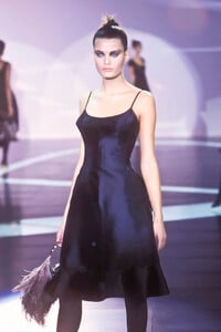 Valentino2001WomenRTW74.thumb.jpg.a96df4095ad160230b307a19f55e20ae.jpg