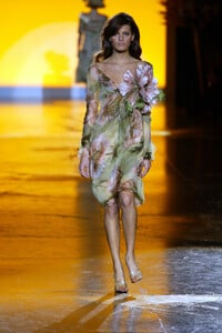 Valentino2002HauteCoutureSpring33.thumb.jpg.0214ce6362778702171255fca29c5eea.jpg