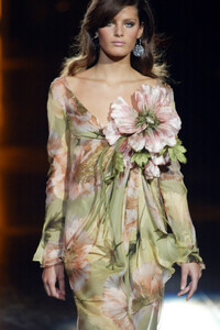 Valentino2002HauteCoutureSpring35.thumb.jpg.4d487121dedc51e173a16c1e78fc02c8.jpg