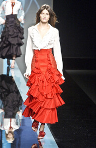 Valentino2002Spring22.thumb.jpg.5cba92c504d9d35b38cfdc4bad3c1e7f.jpg