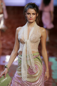 Valentino2005Spring35.thumb.jpg.bd80e0e046d28d16b6b3f00bb07e3f3f.jpg