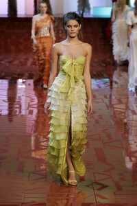 Valentino2005Spring55.thumb.jpg.18ac5c332a1e7fe223cc40e04b40f82e.jpg