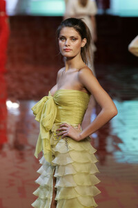 Valentino2005Spring56.thumb.jpg.f1fc0c4b4a3c015940353566c7ded8a0.jpg