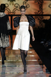 Valentino2006HauteCouture3.thumb.jpg.46aa3f6566086e94668d883e0b76cd42.jpg