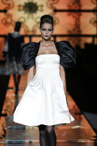 Valentino2006HauteCouture4.thumb.jpg.ebe277b9d6090dee3878f1392285c5a8.jpg