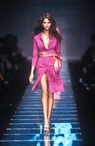 Versace2000WomenRTW19.thumb.jpg.d9fe77576f273692aafda7e075a984ee.jpg