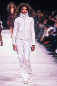 VersusbyDonatella2000WomenFW17.thumb.jpg.1b797b05cd26121c19494289adf6437e.jpg