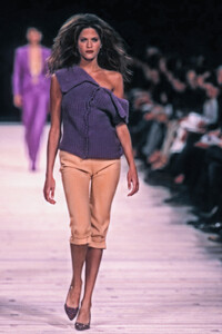 VersusbyDonatella2000WomenFW22.thumb.jpg.f936ec7fb0fbda611dfe2544bf96431f.jpg