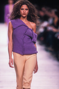 VersusbyDonatella2000WomenFW23.thumb.jpg.0fe4165728e6169703bb49f52811b777.jpg