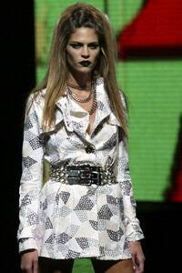 VersusbyDonatella2003WomenFW2.thumb.jpg.df523c8debd10160a6bb177dee0df2e5.jpg