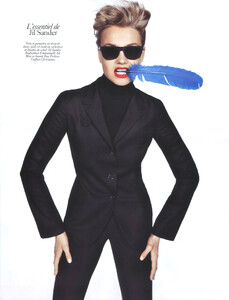 Vogue-Paris-Aug0943.thumb.jpg.6178a24110e2bd4ddcf054f86f8022b4.jpg