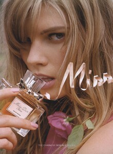 Walker_Dior_Miss_Dior_Cherie_Fragrance_2009_01.thumb.jpg.4d56764ead93e6f2e6346e9d99f1009f.jpg