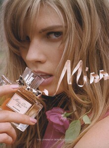 Walker_Dior_Miss_Dior_Cherie_Fragrance_2009_01.thumb.jpg.a81675f88e971c4d39bef230293d8e74.jpg