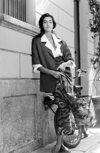 Yasmeen_Ghauri_Byblos_SS1990_099.jpg