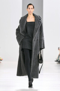 Yasmin Wijnaldum Max Mara Fall 2024 RTW MFW 1.jpg