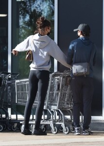 Zendaya---With-boyfriend-Tom-Holland-on-a-grocery-run-at-Erewhon-market-in-LA-01.jpg