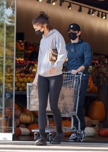Zendaya---With-boyfriend-Tom-Holland-on-a-grocery-run-at-Erewhon-market-in-LA-02.jpg