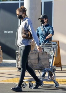 Zendaya---With-boyfriend-Tom-Holland-on-a-grocery-run-at-Erewhon-market-in-LA-03.jpg