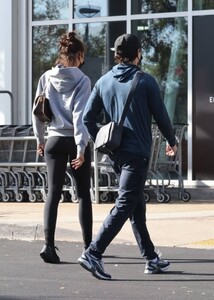 Zendaya---With-boyfriend-Tom-Holland-on-a-grocery-run-at-Erewhon-market-in-LA-04.jpg