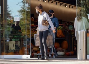 Zendaya---With-boyfriend-Tom-Holland-on-a-grocery-run-at-Erewhon-market-in-LA-07.jpg