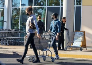 Zendaya---With-boyfriend-Tom-Holland-on-a-grocery-run-at-Erewhon-market-in-LA-10.jpg