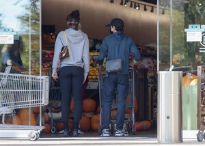 Zendaya---With-boyfriend-Tom-Holland-on-a-grocery-run-at-Erewhon-market-in-LA-11.jpg