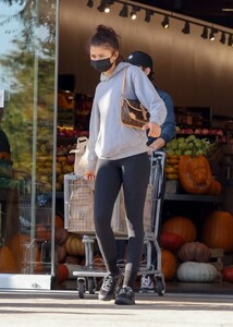 Zendaya---With-boyfriend-Tom-Holland-on-a-grocery-run-at-Erewhon-market-in-LA-28.jpg