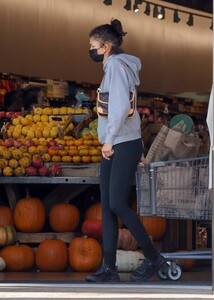 Zendaya---With-boyfriend-Tom-Holland-on-a-grocery-run-at-Erewhon-market-in-LA-32.jpg