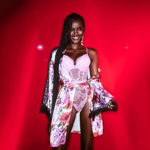 adutakechvictoriassecret.thumb.jpg.3845d9f6e80b161f93d026cc16776386.jpg