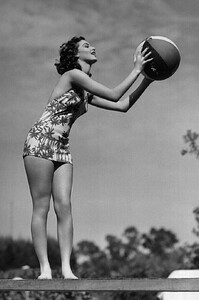 avagardner132sf0.thumb.jpg.3b2f9ea29e380b68b76732e5c728c4bf.jpg