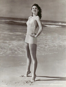 avagardner93.thumb.jpg.2ef2f509c8665b7dab200fcc7a5cfc85.jpg