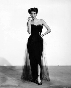 avalongblackdress.thumb.jpg.b80c612347000c3bdf1bdb99d2ae6875.jpg