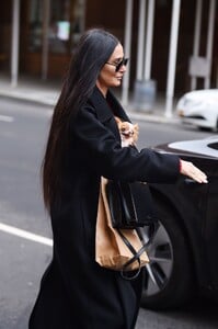 demi-moore-arriving-at-her-new-york-city-hotel-01-29-2024-0.jpg